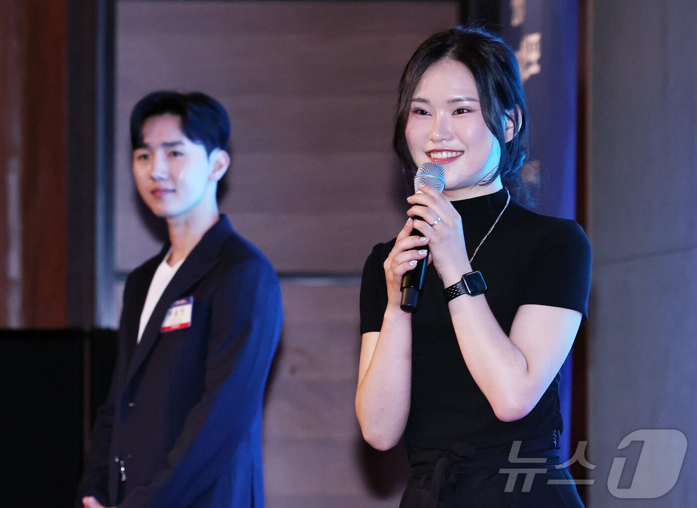 본문 이미지 - '두쫀쿠의 어머니' 김나리 제과장이 18일 서울 여의도 콘래드호텔에서 열린 '2026 뉴스1 미래유통혁신포럼'(RFIF 2026)에서 인사말을 하고 있다. 왼쪽은 이윤민 아워포지티비티 대표. 2026.6.18 ⓒ 뉴스1 구윤성 기자