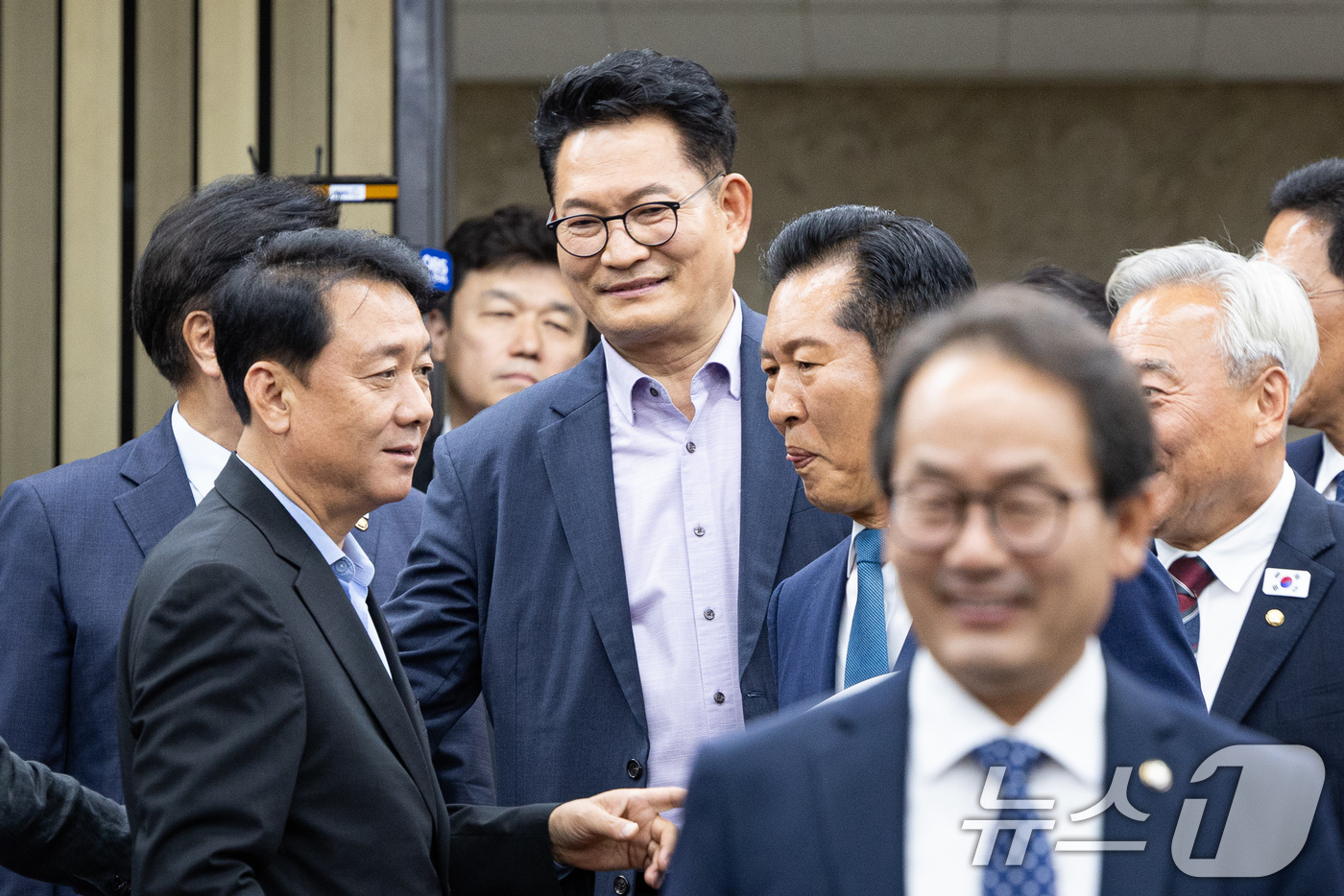 (서울=뉴스1) 유승관 기자 = 정청래 더불어민주당 대표와 송영길 의원을 비롯한 의원들이 18일 서울 여의도 국회에서 열린 의원총회에서 대화하고 있다. 2026.6.18/뉴스1