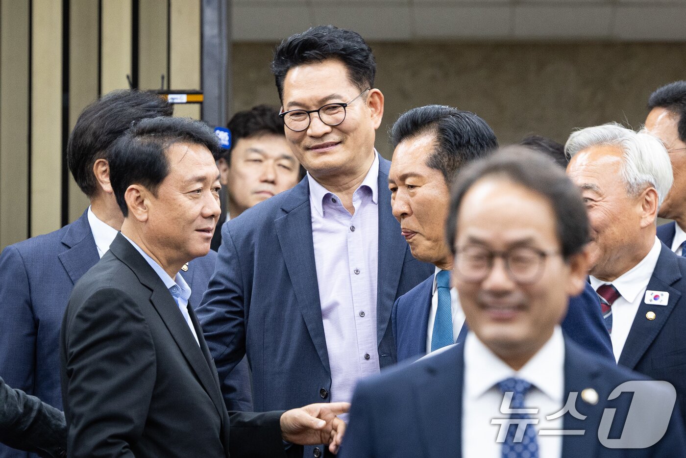 본문 이미지 - 정청래 더불어민주당 대표와 송영길 의원을 비롯한 의원들이 18일 서울 여의도 국회에서 열린 의원총회에서 대화하고 있다. 2026.6.18 ⓒ 뉴스1 유승관 기자