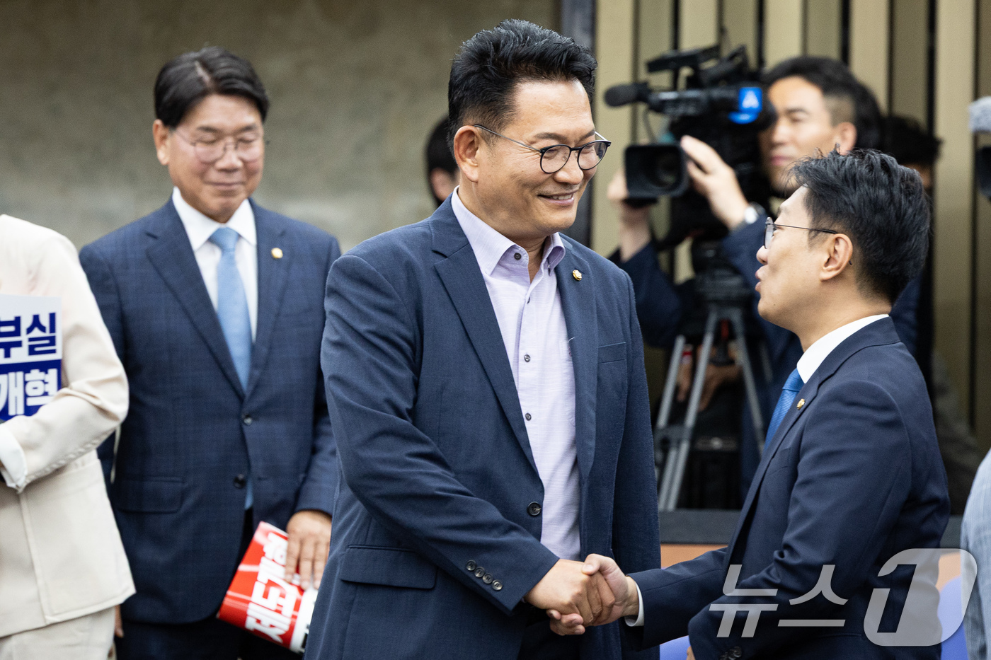 (서울=뉴스1) 유승관 기자 = 더불어민주당 송영길, 김남준 의원이 18일 서울 여의도 국회에서 열린 의원총회에서 인사하고 있다. 2026.6.18/뉴스1