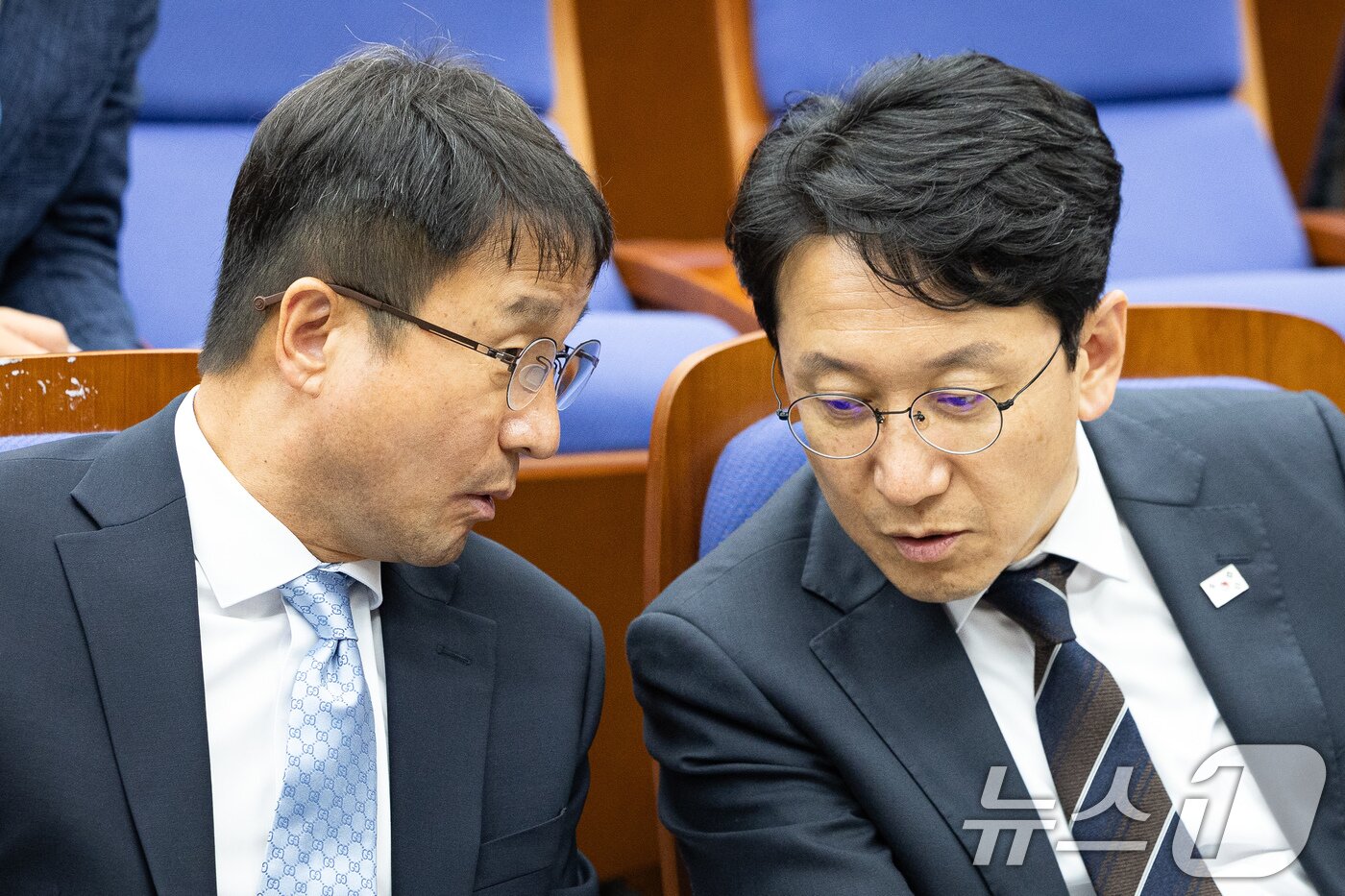 본문 이미지 - 한병도 더불어민주당 원내대표와 천준호 원내운영수석부대표. 2026.6.18 ⓒ 뉴스1 유승관 기자