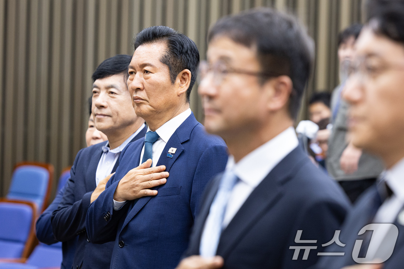 (서울=뉴스1) 유승관 기자 = 정청래 더불어민주당 대표가 18일 서울 여의도 국회에서 열린 의원총회에서 국민의례를 하고 있다. 2026.6.18/뉴스1
