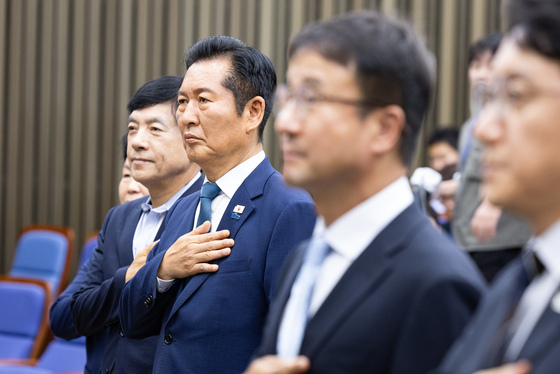 국민의례하는 정청래 민주당 대표