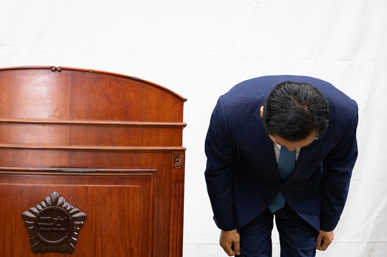 의원들 향해 고개 숙여 인사하는 정청래 대표
