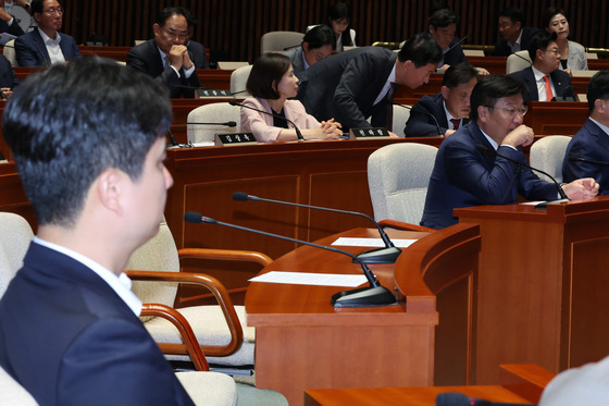 의원총회 불참한 장동혁 대표