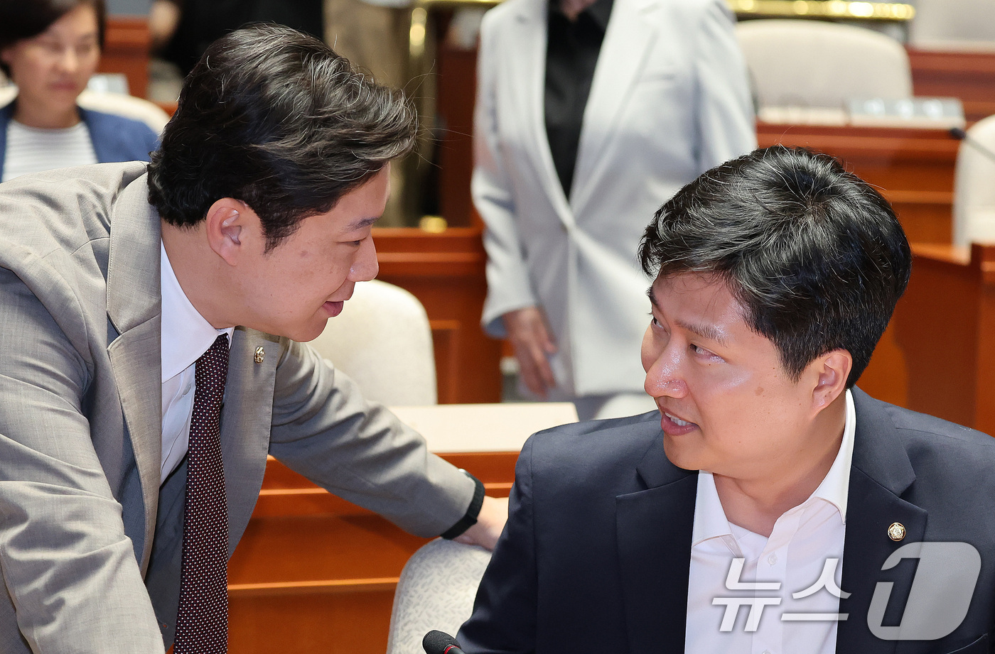 (서울=뉴스1) 신웅수 기자 = 우재준, 진종오 국민의힘 의원이 18일 서울 여의도 국회에서 열린 의원총회에서 대화하고 있다. 2026.6.18/뉴스1