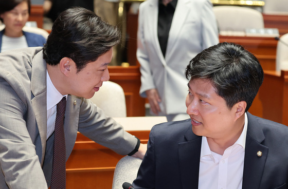 대화하는 우재준·진종오