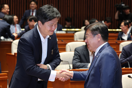 악수하는 정점식·우재준