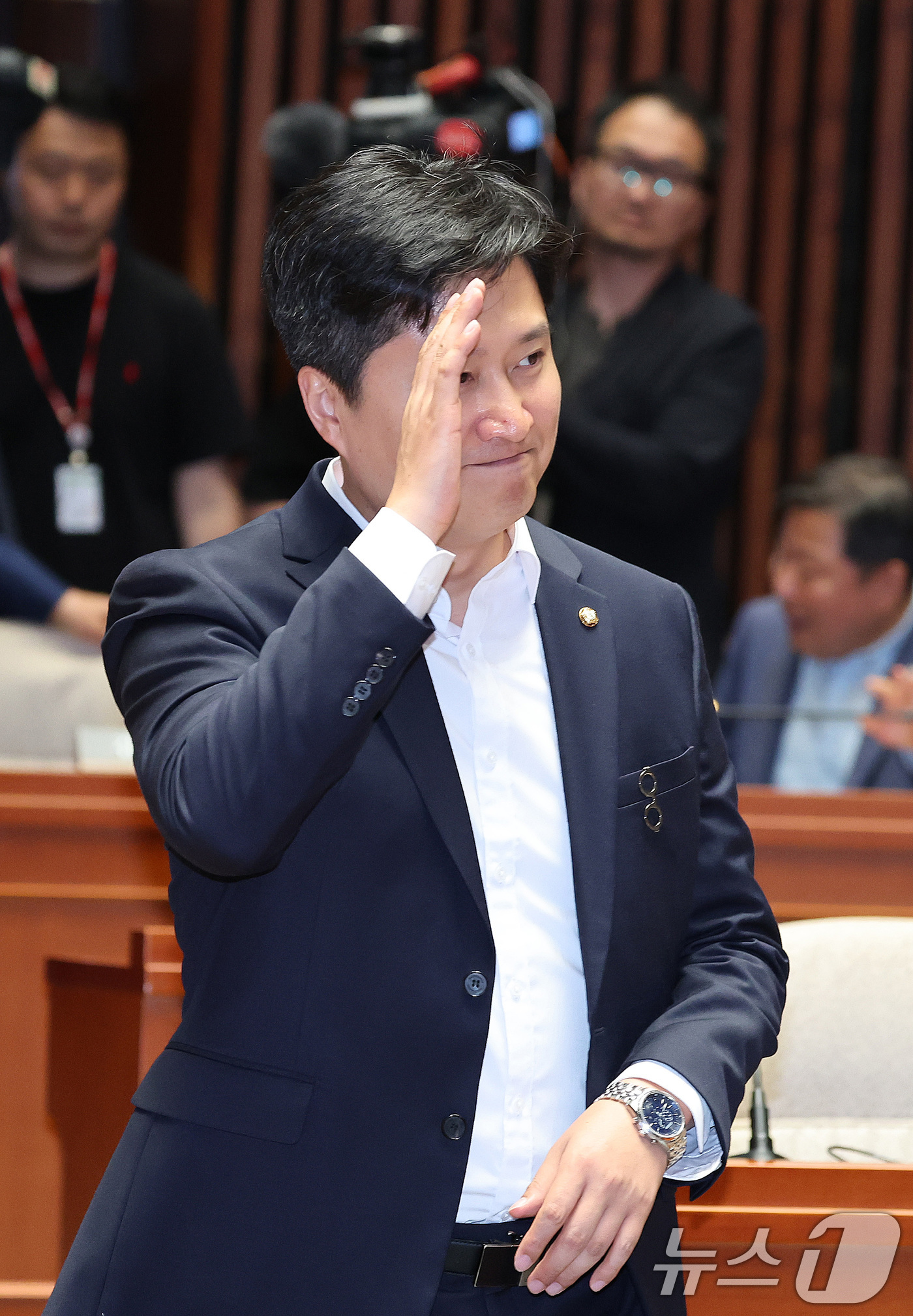 (서울=뉴스1) 신웅수 기자 = 우재준 국민의힘 의원이 18일 서울 여의도 국회에서 열린 의원총회에 참석하고 있다. 2026.6.18/뉴스1