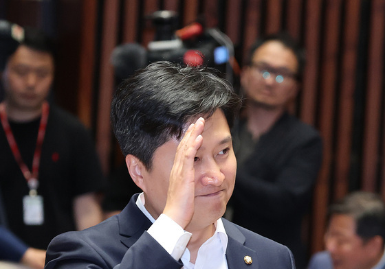 의원총회 참석하는 우재준