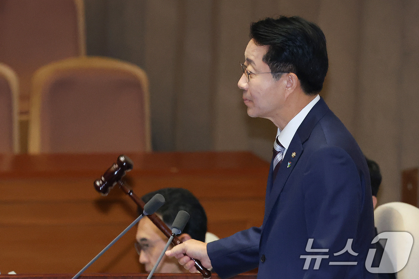 (서울=뉴스1) 신웅수 기자 = 조정식 국회의장이 18일 서울 여의도 국회에서 열린 제436회국회(임시회) 제3차 본회의에서 의사봉을 두드리고 있다. 2026.6.18/뉴스1