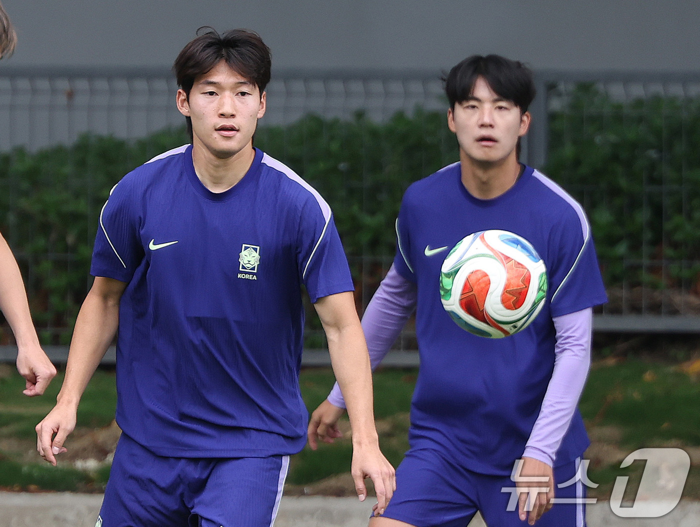 (과달라하라(멕시코)=뉴스1) 박지혜 기자 = 한국 축구 국가대표팀 배준호와 설영우가17일(현지시간) 멕시코 과달라하라 인근 사포판 치바스 바예 베르데 훈련장에서 멕시코와의 월드컵 …
