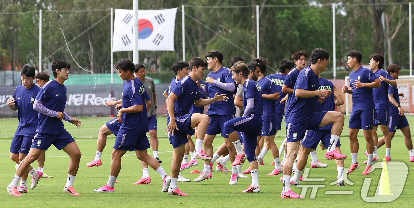 (과달라하라(멕시코)=뉴스1) 박지혜 기자 = 한국 축구 국가대표팀 이강인, 오현규 등이 17일(현지시간) 멕시코 과달라하라 인근 사포판 치바스 바예 베르데 훈련장에서 멕시코와의 …