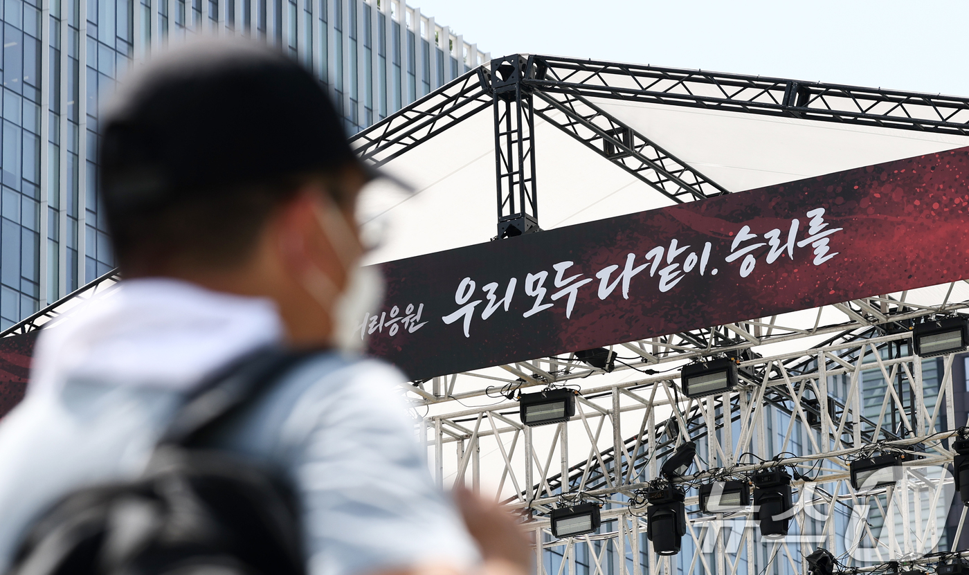 (서울=뉴스1) 최지환 기자 = 멕시코와의 월드컵 조별리그 2차전을 앞둔 18일 서울 종로구 광화문광장에 거리응원 무대가 설치되고 있다. 2026.6.18/뉴스1