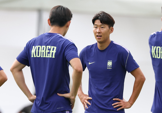 몸 푸는 손흥민
