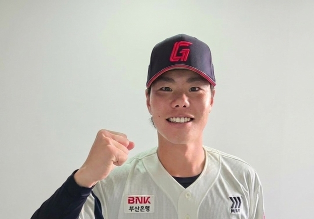 롯데, 새 아시아쿼터로 日 우완 이이무라 영입…쿄야마 방출