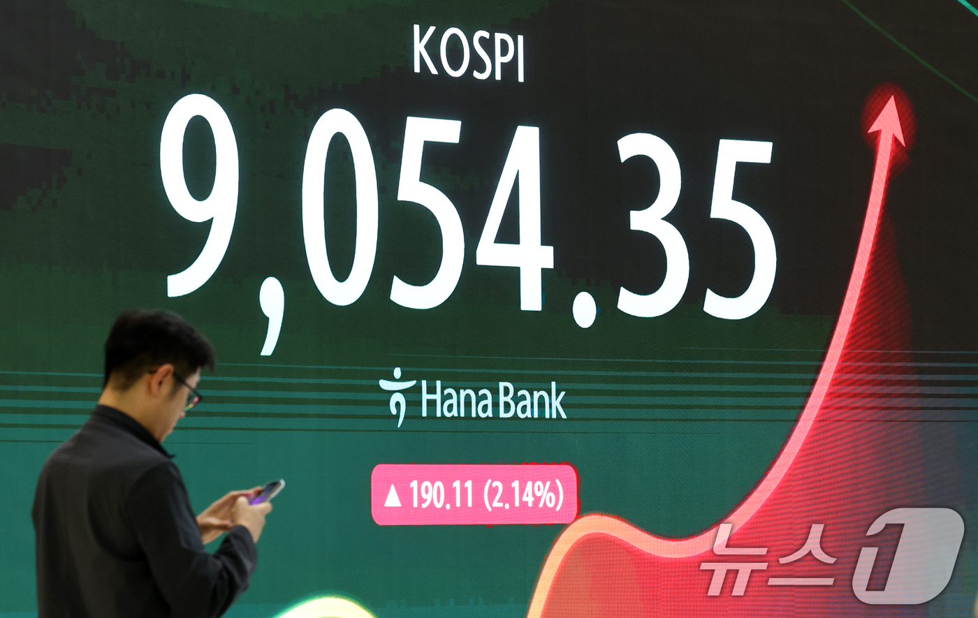 (서울=뉴스1) 최지환 기자 = 코스피지수가 장중 사상 처음으로 9000을 돌파한 18일 오후 서울 중구 하나은행 본점 딜링룸 전광판에 증시 시황이 표시되어 있다. 2026.6.1 …
