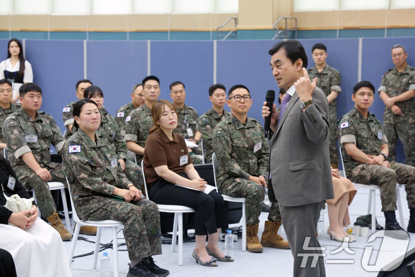 본문 이미지 - 안규백 국방부 장관이 18일 오전 육군 제15사단에서 군인 및 군 가족들과 간담회를 하고 있다. 이날 안 장관은 군 주거정책의 수요자인 군 가족의 의견을 청취하며 군인 가족이 체감할 수 있는 주거정책 발전방안을 논의했다. (국방부 제공. 재판매 및 DB금지) 2026.6.18 ⓒ 뉴스1