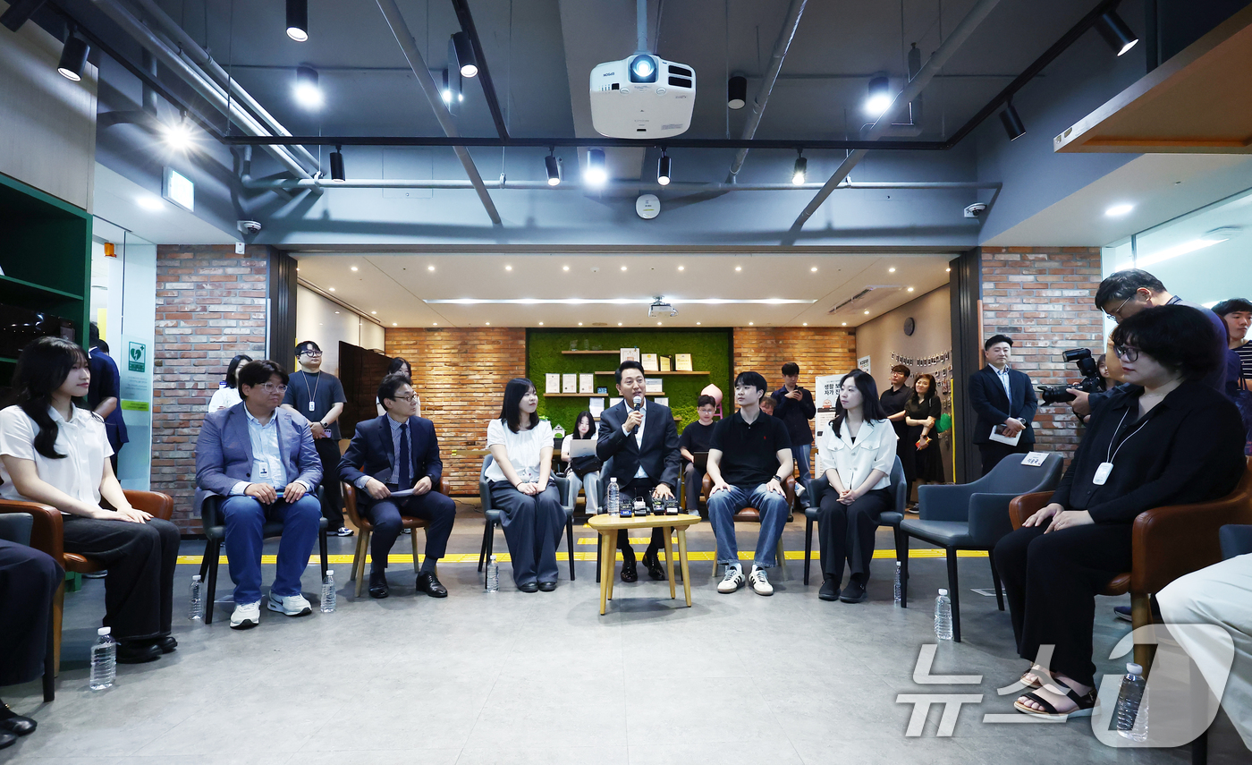 (서울=뉴스1) 김민지 기자 = 오세훈 서울시장이 18일 오후 서울 성동구 링키지랩에서 열린 서울영커리언스 인턴십 현장소통 간담회에서 인사말을 하고 있다. 2026.6.18/뉴스1 …