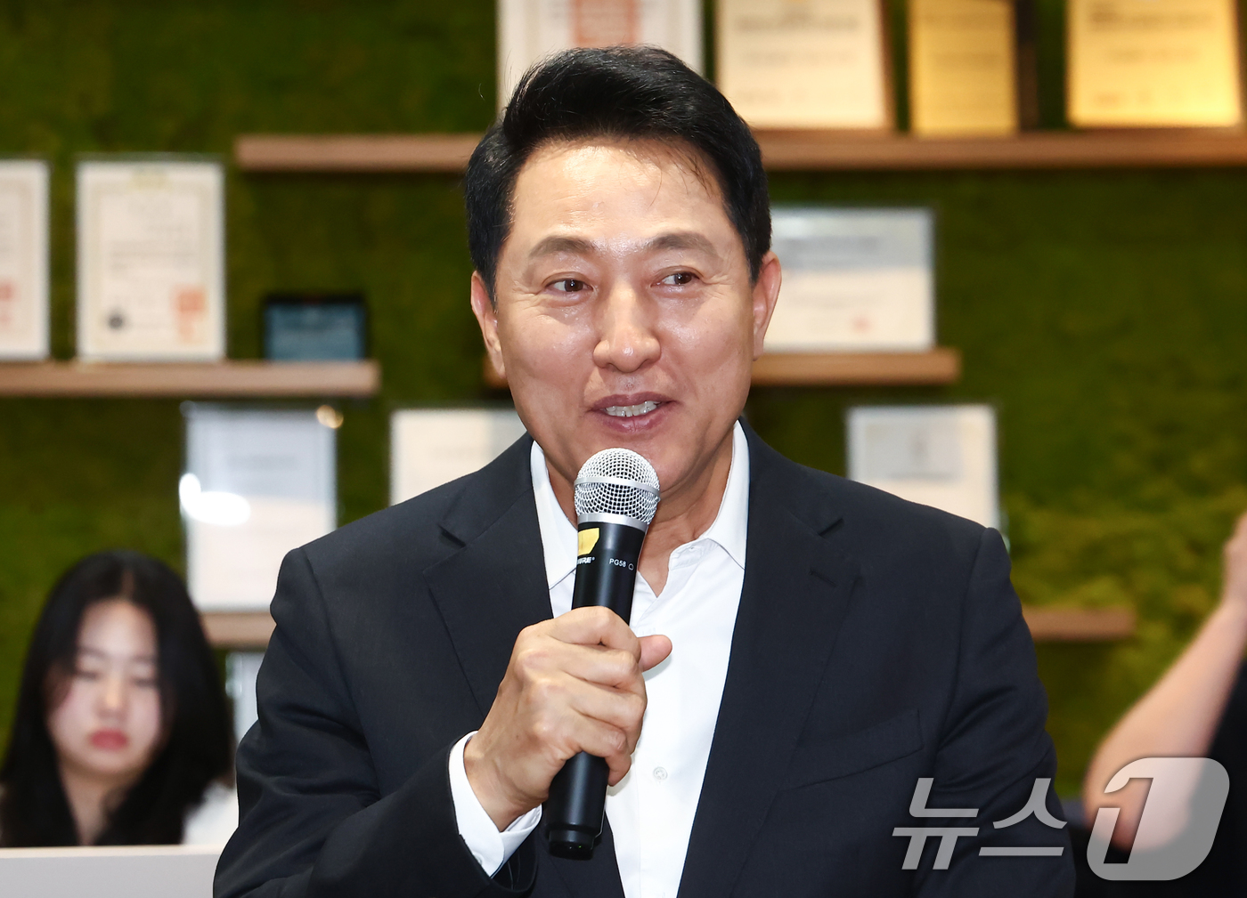 (서울=뉴스1) 김민지 기자 = 오세훈 서울시장이 18일 오후 서울 성동구 링키지랩에서 열린 서울영커리언스 인턴십 현장소통 간담회에서 인사말을 하고 있다. 2026.6.18/뉴스1 …
