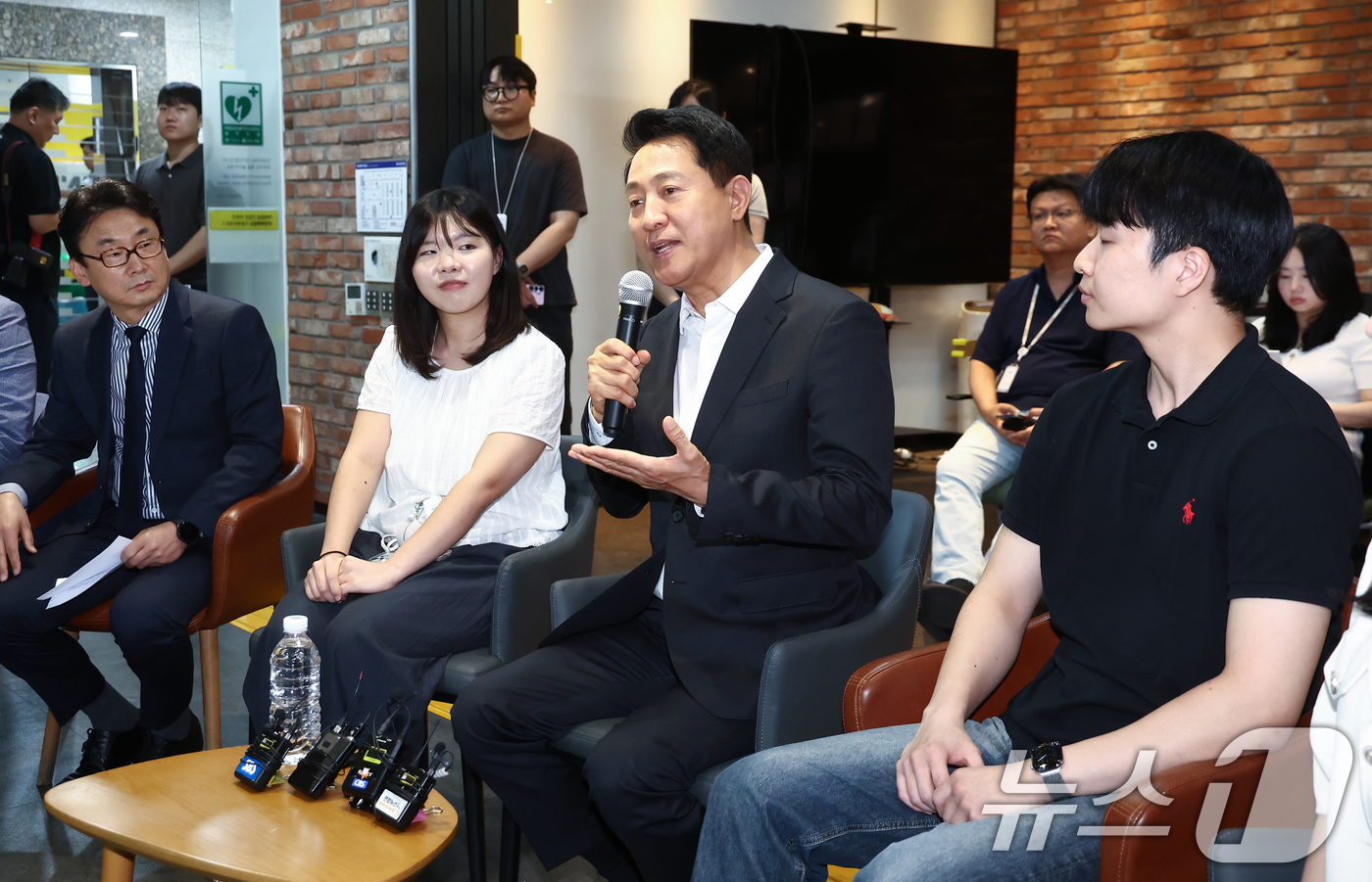 (서울=뉴스1) 김민지 기자 = 오세훈 서울시장이 18일 오후 서울 성동구 링키지랩에서 열린 서울영커리언스 인턴십 현장소통 간담회에서 인사말을 하고 있다. 왼쪽은 박대영 링키지랩 …