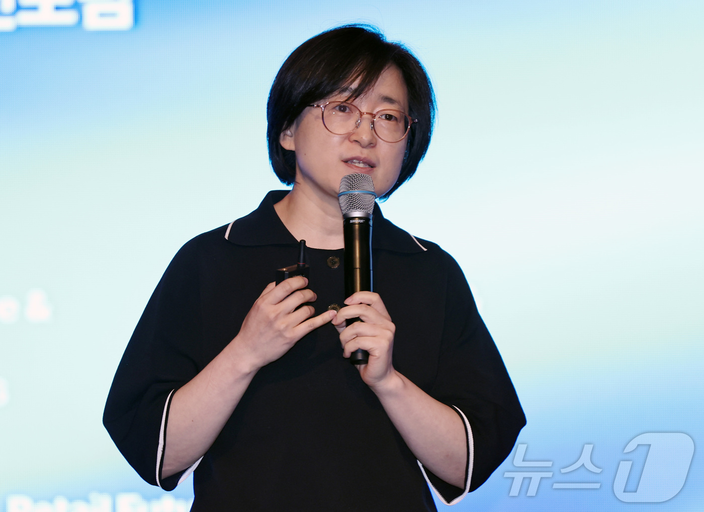 (서울=뉴스1) 구윤성 기자 = 박현영 생활변화관측소 소장이 18일 서울 여의도 콘래드호텔에서 열린 '2026 뉴스1 미래유통혁신포럼'(RFIF)에서 주제강연을 하고 있다. 202 …