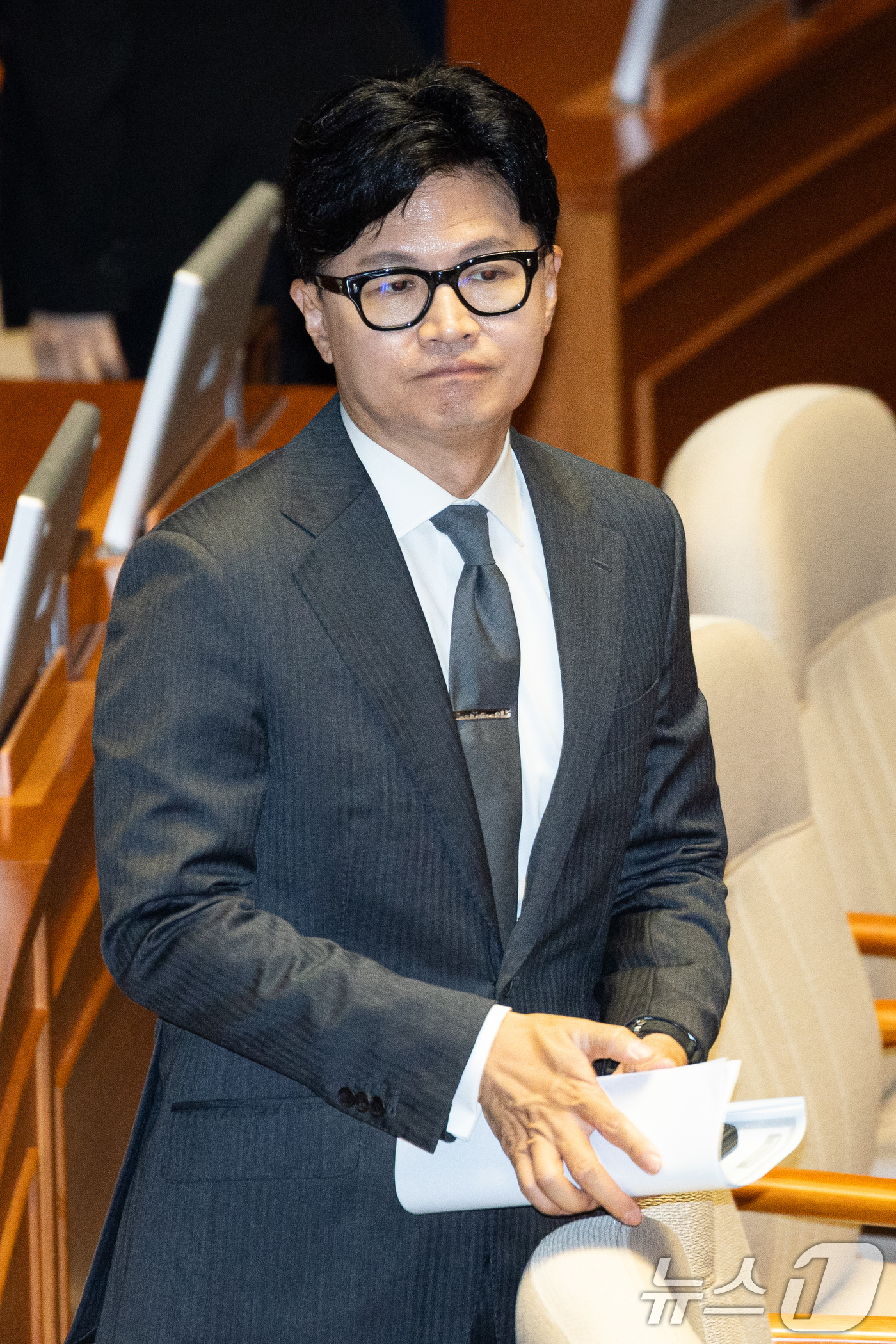 (서울=뉴스1) 유승관 기자 = 한동훈 무소속 의원이 18일 서울 여의도 국회에서 열린 제436회 국회(임시회) 제3차 본회의 산회 후 본회의장을 나서고 있다. 2026.6.18/ …