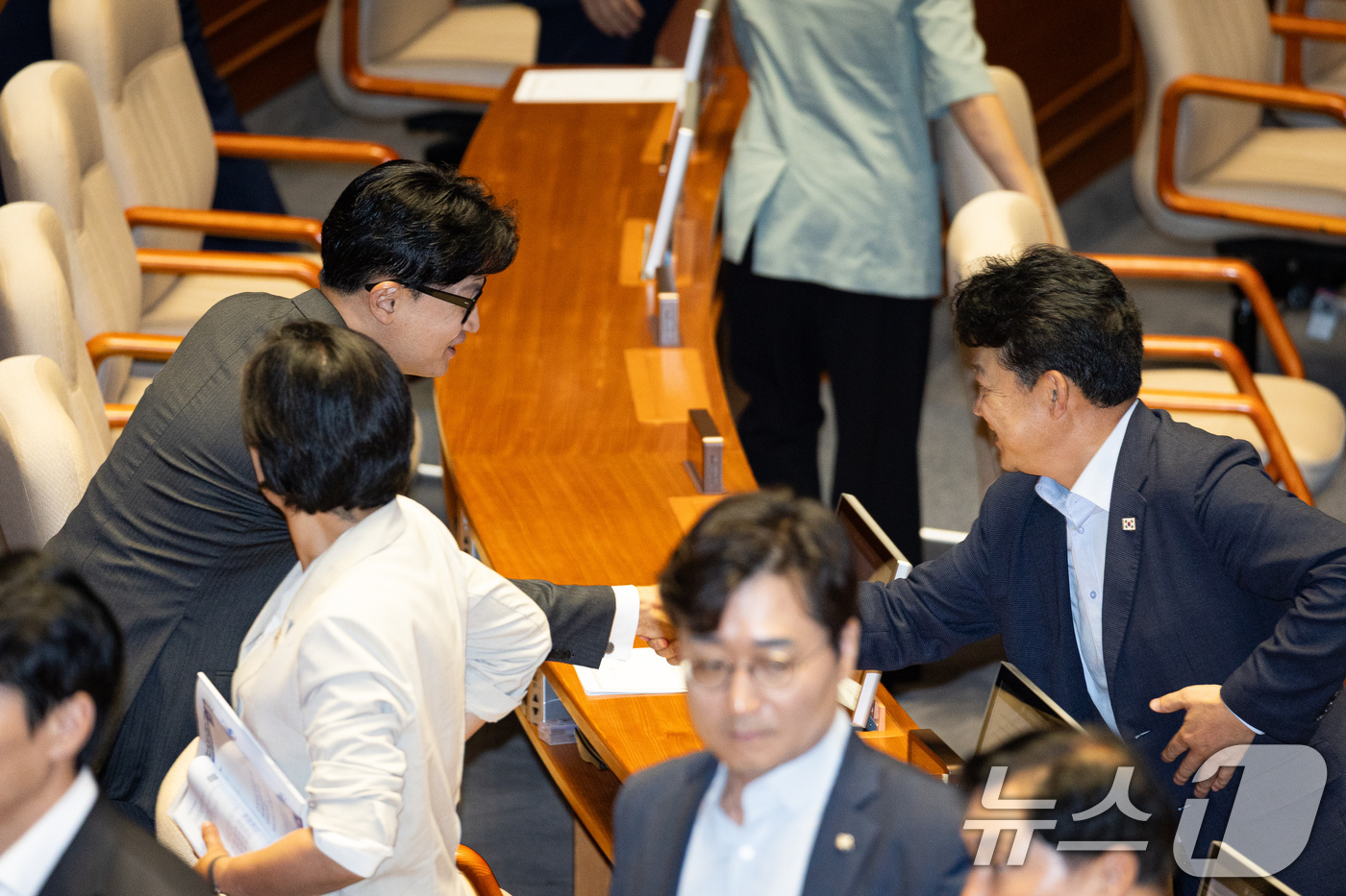(서울=뉴스1) 유승관 기자 = 한동훈 무소속 의원이 18일 서울 여의도 국회에서 열린 제436회 국회(임시회) 제3차 본회의 산회 후 의원들과 인사하고 있다. 2026.6.18/ …