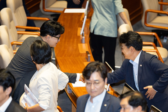 의원들과 인사하는 한동훈 의원