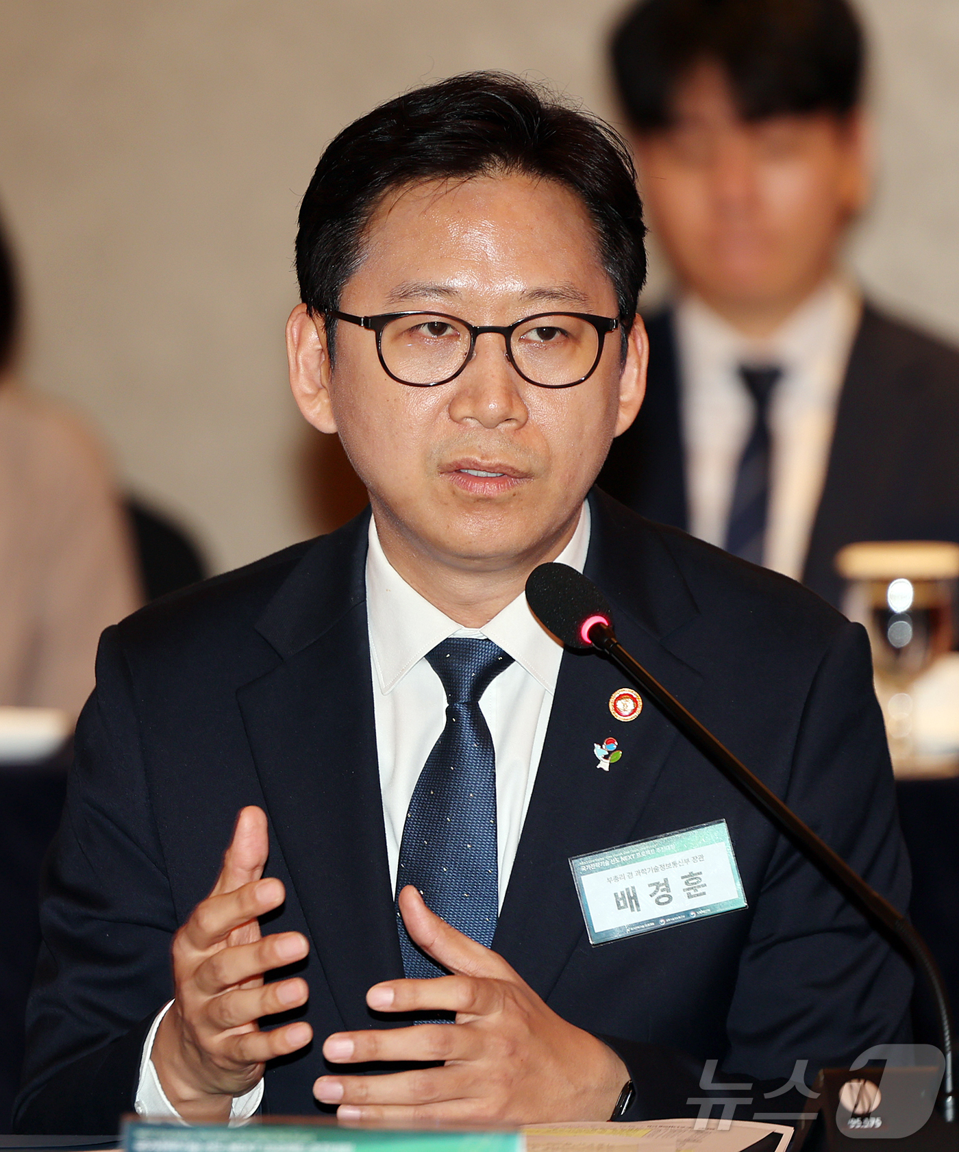 (서울=뉴스1) 김진환 기자 = 배경훈 부총리 겸 과학기술정보통신부 장관(가운데)이 18일 오후 서울 중구 롯데호텔에서 열린 국가전략기술 선도 NEXT 프로젝트 추진대회에 참석해 …