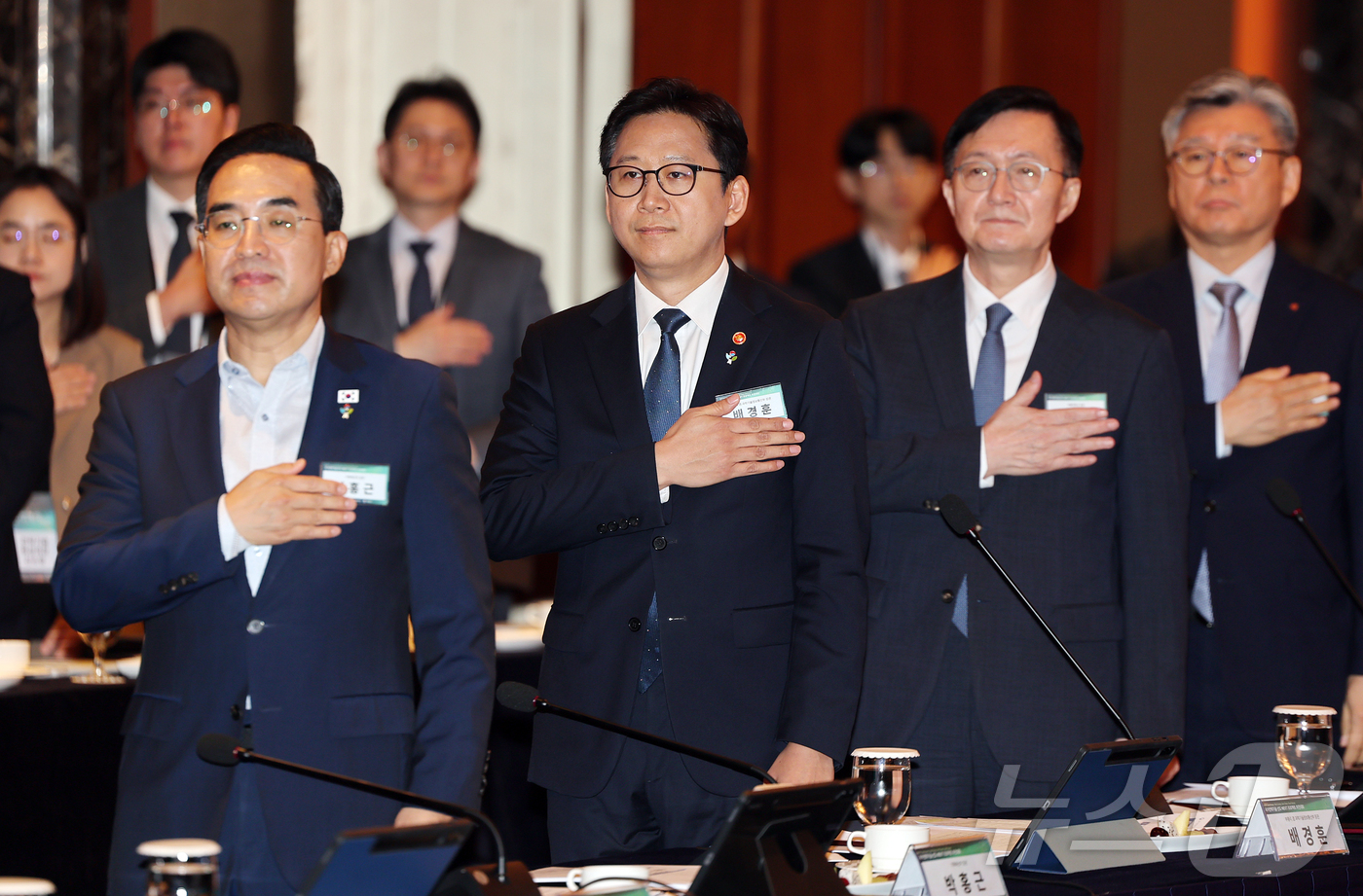 (서울=뉴스1) 김진환 기자 = 박홍근 기획예산처 장관(왼쪽부터), 배경훈 부총리 겸 과학기술정보통신부 장관, 유홍림 서울대학교 총장이 18일 오후 서울 중구 롯데호텔에서 열린 국 …