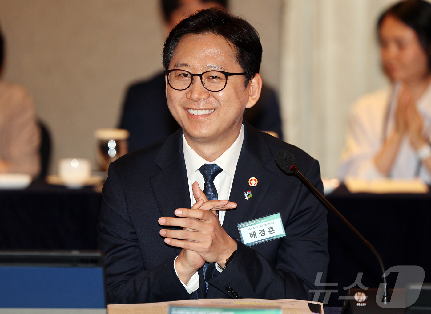 (서울=뉴스1) 김진환 기자 = 배경훈 부총리 겸 과학기술정보통신부 장관이 18일 오후 서울 중구 롯데호텔에서 열린 국가전략기술 선도 NEXT 프로젝트 추진대회에 참석해 손뼉을 치 …