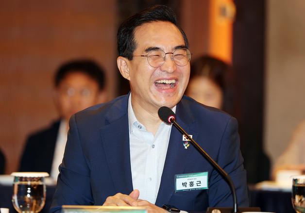 환하게 웃으며 인사말 하는 박홍근 장관