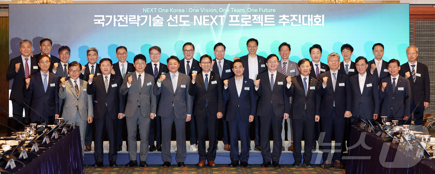 (서울=뉴스1) 김진환 기자 = 배경훈 부총리 겸 과학기술정보통신부 장관과 박홍근 기획예산처 장관, 유홍림 서울대학교 총장, 구자균 한국산업기술진흥협회 회장을 비롯한 참석자들이 1 …