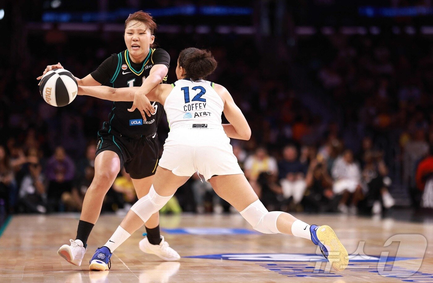 본문 이미지 - WNBA LA 스파크스 박지현이 18일(한국시간) 미네소타전에서 드리블을 하고 있다.ⓒ AFP=뉴스1
