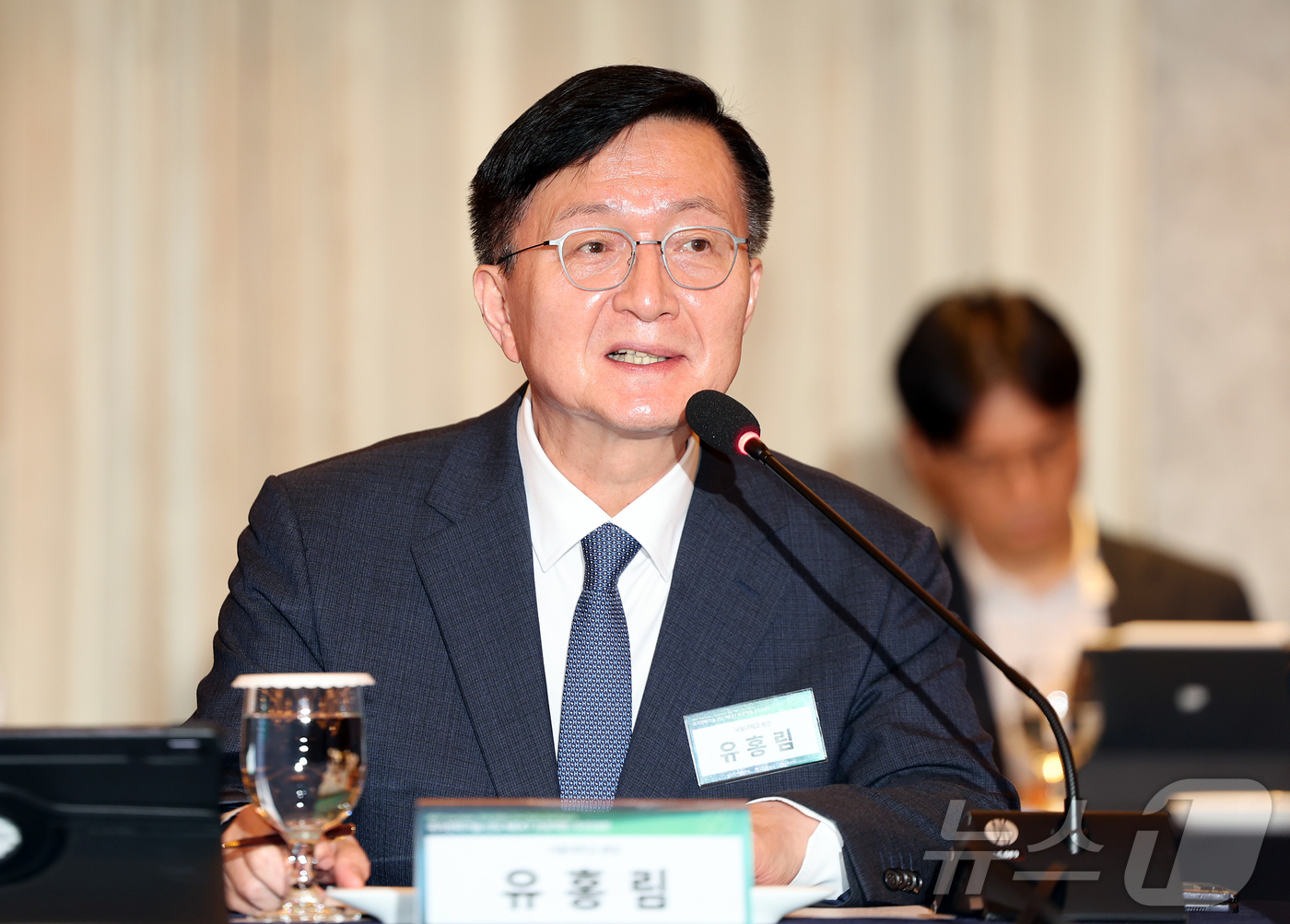 (서울=뉴스1) 김진환 기자 = 유홍림 서울대학교 총장이 18일 오후 서울 중구 롯데호텔에서 열린 국가전략기술 선도 NEXT 프로젝트 추진대회에 참석해 인사말을 하고 있다. 202 …