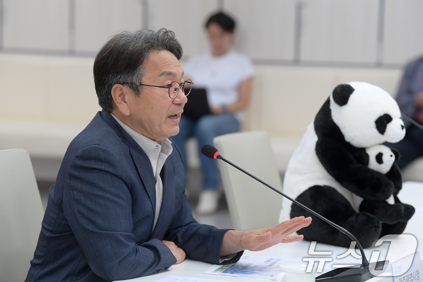 (광주=뉴스1) 이수민 기자 = 강기정 광주광역시장이 18일 오전 시청 중회의실에서 열린 공공기관장 회의를 주재하고 있다. (광주광역시 제공. 재판매 및 DB 금지) 2026.6. …