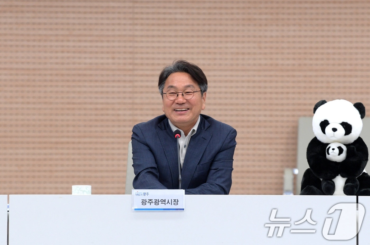 (광주=뉴스1) 이수민 기자 = 강기정 광주광역시장이 18일 오전 시청 중회의실에서 열린 공공기관장 회의를 주재하고 있다. (광주광역시 제공. 재판매 및 DB 금지) 2026.6. …