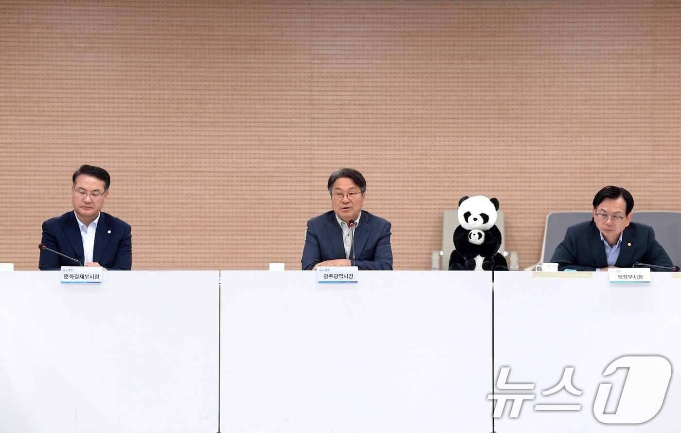 (광주=뉴스1) 이수민 기자 = 강기정 광주광역시장이 18일 오전 시청 중회의실에서 열린 공공기관장 회의를 주재하고 있다. (광주광역시 제공. 재판매 및 DB 금지) 2026.6. …