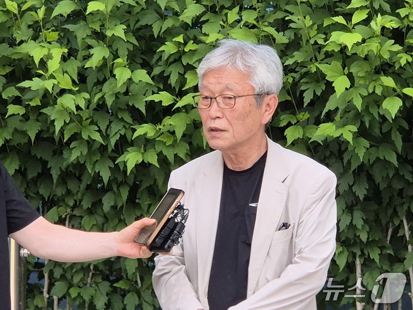 본문 이미지 -  김창민 감독 사망사건 가해자들에 대한 첫 재판이 열린 18일 김 감독 아버지인 김상철 씨가 의정부지법 남양주지원 앞에서 인터뷰를 하고 있다.2026.06.18/뉴스1 양희문 기자