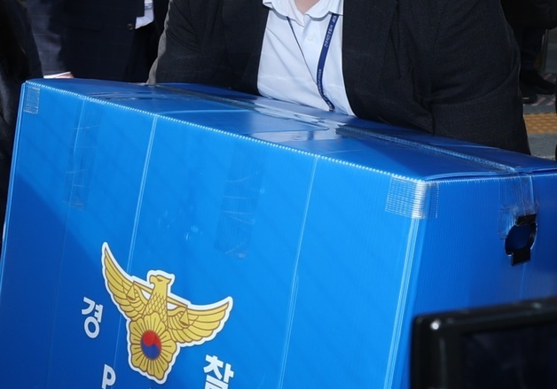 전북특별자치도선거관리위원회 압수수색, 옮겨지는 압수품