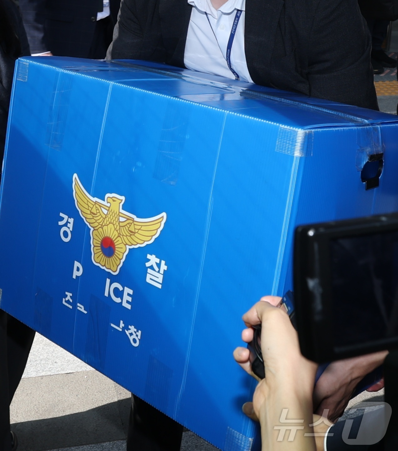 (전주=뉴스1) 유경석 기자 = 전북경찰청 반부패 경제범죄 수사대 수사관들이 18일 전북 전주시 전북특별자치도선거관리위원회에서 전북교육감 선거 개표 입력 오류 관련 압수수색을 마치 …
