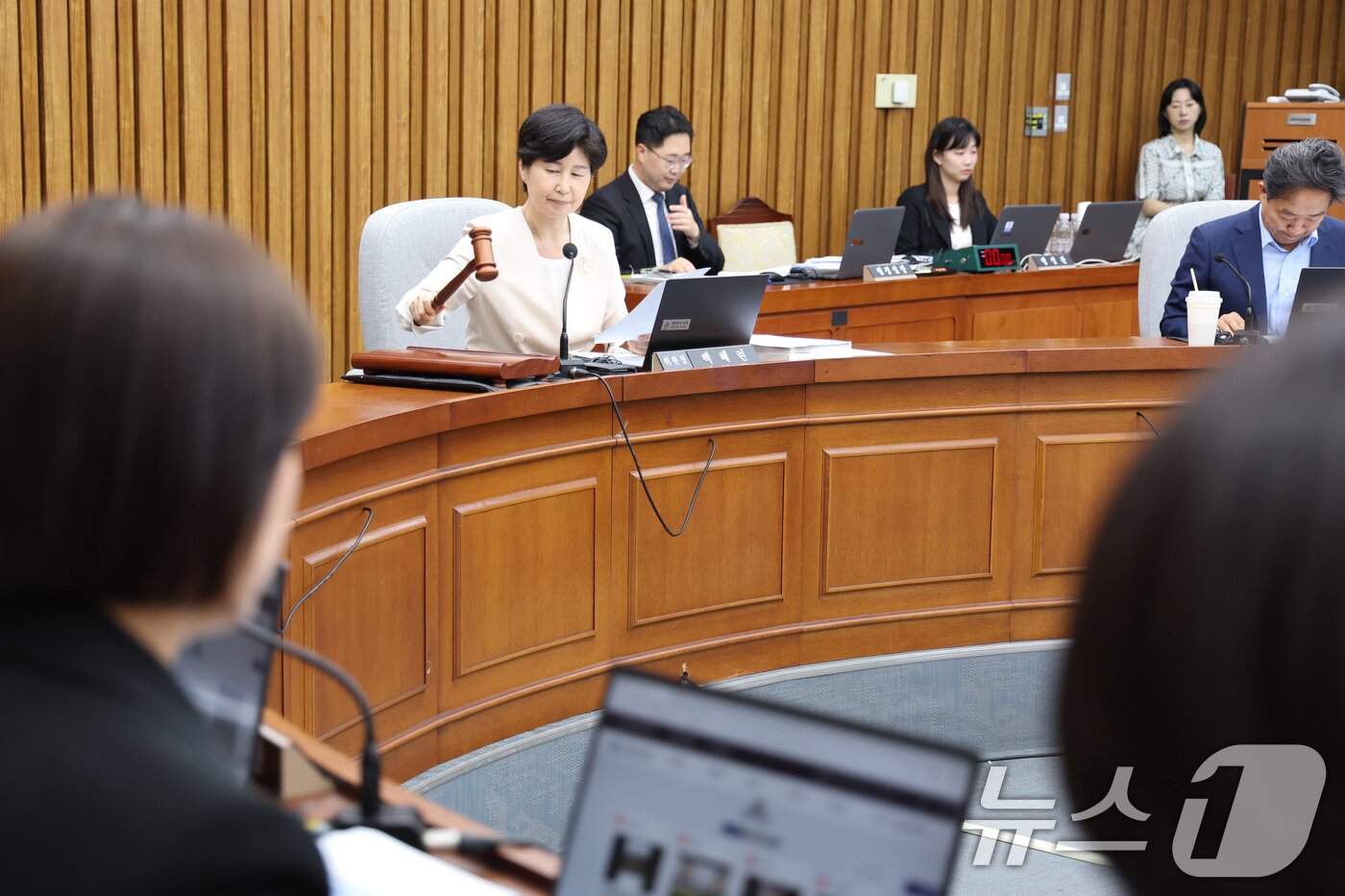 본문 이미지 - 백혜련 위원장이 18일 서울 여의도 국회에서 열린 국무총리(한성숙)임명동의에관한인사청문특별위원회 전체회의에서 의사봉을 두드리고 있다. 2026.6.18 ⓒ 뉴스1 신웅수 기자