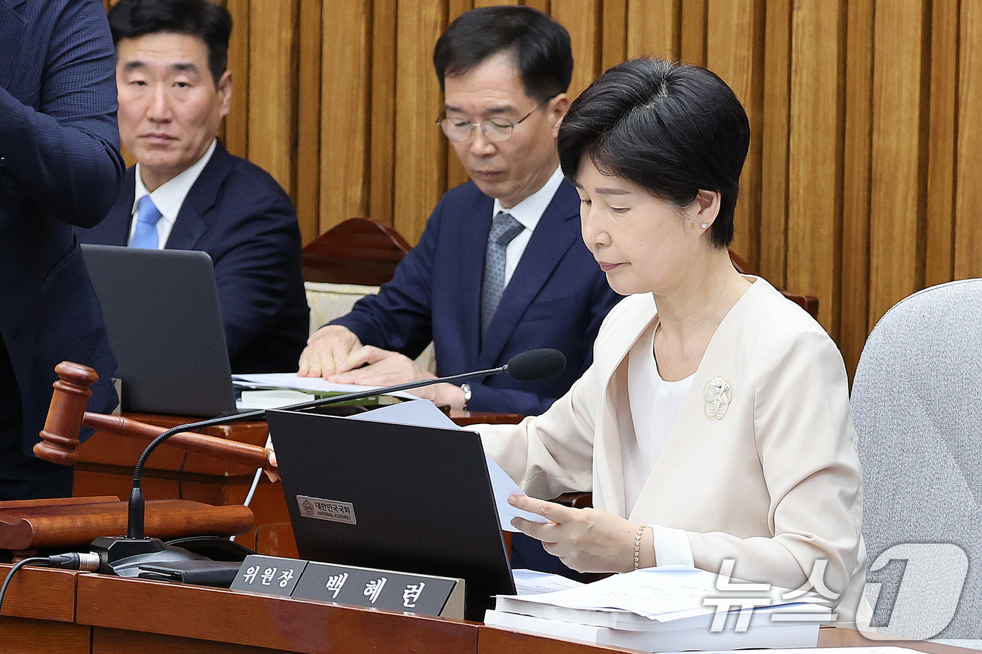 (서울=뉴스1) 신웅수 기자 = 백혜련 위원장이 18일 서울 여의도 국회에서 열린 국무총리(한성숙)임명동의에관한인사청문특별위원회 전체회의에서 의사봉을 두드리고 있다. 2026.6. …