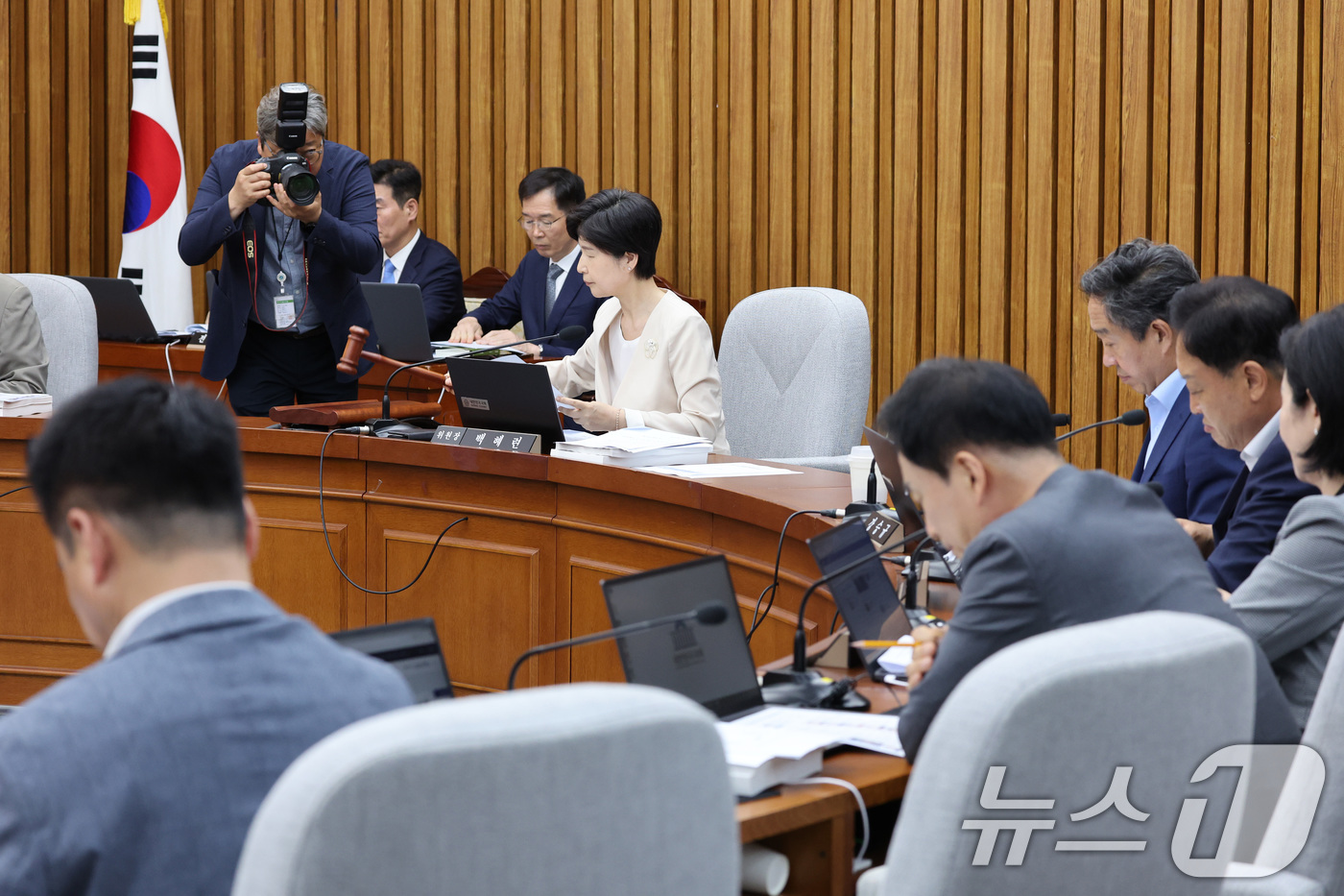 (서울=뉴스1) 신웅수 기자 = 백혜련 위원장이 18일 서울 여의도 국회에서 열린 국무총리(한성숙)임명동의에관한인사청문특별위원회 전체회의에서 의사봉을 두드리고 있다. 2026.6. …