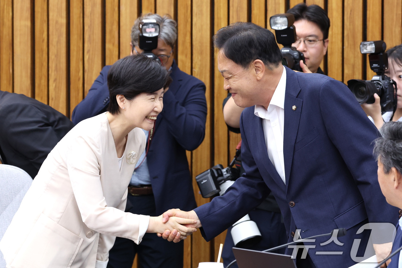 (서울=뉴스1) 신웅수 기자 = 백혜련 위원장이 18일 서울 여의도 국회에서 열린 국무총리(한성숙)임명동의에관한인사청문특별위원회 전체회의에서 임시 위원장을 맡은 김선교 국민의힘 의 …