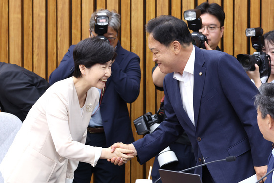 김선교 의원과 인사하는 백혜련 위원장