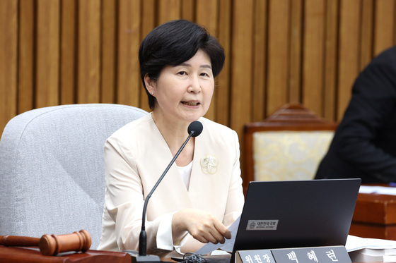발언하는 백혜련 위원장