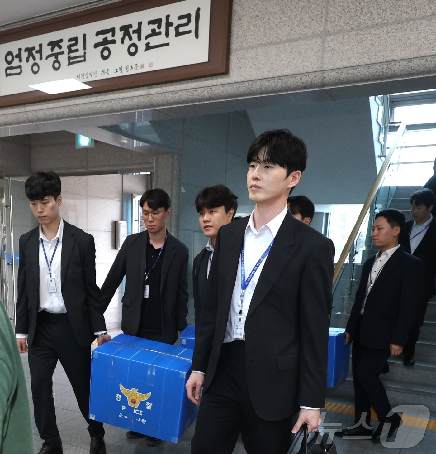 (전주=뉴스1) 유경석 기자 = 전북경찰청 반부패 경제범죄 수사대 수사관들이 18일 전북 전주시 전북특별자치도선거관리위원회에서 전북교육감 선거 개표 입력 오류 관련 압수수색을 마치 …