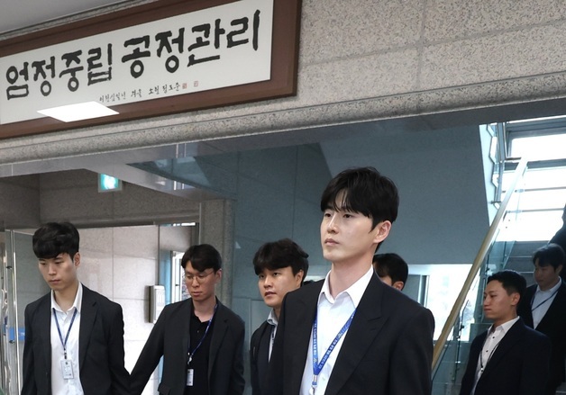 전북선관위 압수수색 마치고 나서는 수사관들